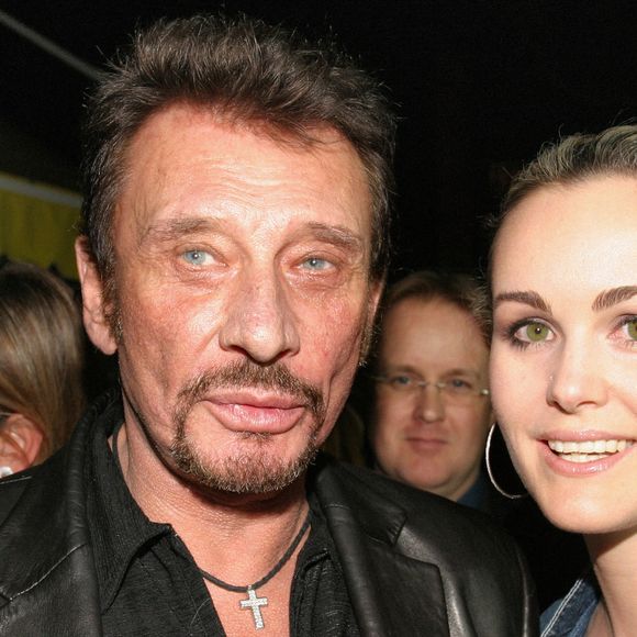 Le chanteur français Johnny Hallyday et son épouse Laeticia lors d'une soirée organisée à L'Etoile à Paris, France, le 15 mars 2005, pour présenter les voitures de l'équipe 'Paul Belmondo Racing' qui participera cette année à la course de voitures de sport des 24 heures du Mans. Photo par Benoit Pinguet/ABACA.