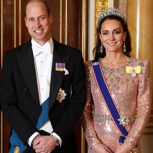 En 2020 dans le cadre du podcast de l'ex-footballeur Peter Crouch pour la BBC Radio Five Live, le fils aîné du roi Charles III a révélé qu'il avait commis une grosse gaffe en offrant un surprenant cadeau à sa femme, il y a bien des années.

Le prince William, prince de Galles, Catherine Kate Middleton, princesse de Galles - La famille royale du Royaume Uni lors d'une réception pour les corps diplomatiques au palais de Buckingham à Londres le 5 décembre 2023