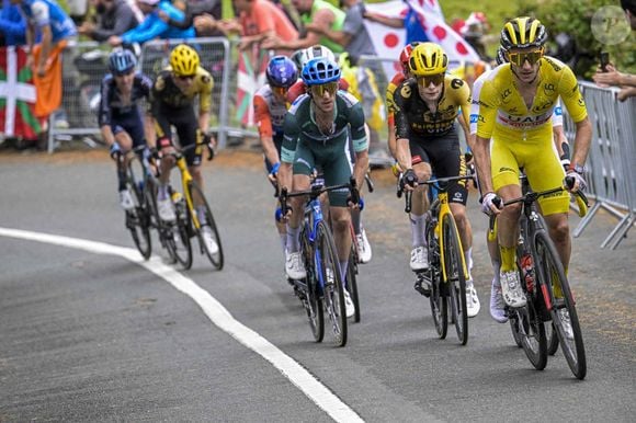Luis Herrera affirme ne pas avoir été “impliqué dans les événements qui ont été rapportés”

Peloton durant le Tour de France 2023 à Saint-Sébastien le 2 juillet 2023. Photo News / Panoramic / Bestimage