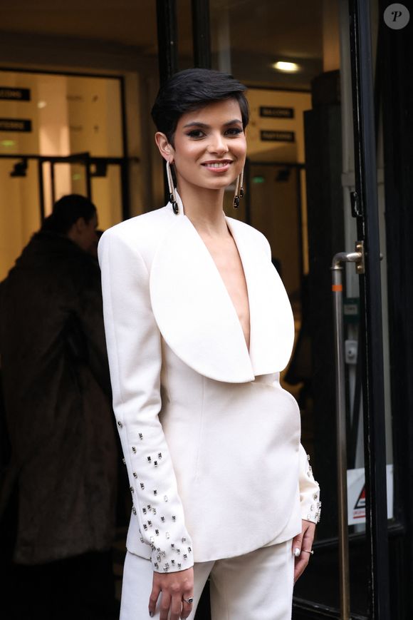 Eve Gilles, Miss France 2024 - Les célébrités arrivent au défilé Stéphane Rolland à la Salle Pleyel, "Collection Haute Couture Printemps/Eté 2025" lors de la Fashion Week de Paris (PFW), le 28 janvier 2025. 
© Denis Guignebourg / Bestimage