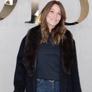 Carla Bruni au photocall au défilé Christian Dior Collection Femme Prêt-à-Porter Printemps/Eté 2026 lors de la Fashion Week de Paris (PFW), dans le Jardin des Tuileries, à Paris, France, le 1er octobre 2025. © Olivier Borde/Bestimage