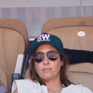 Car à la naissance, Léa Salamé a hérité du prénom Hala.

Léa Salamé en tribunes avec son fils Gabriel, né en 2017, ainsi que de son beau-fils de 11 ans, Alexandre en tribunes lors des Internationaux de France de tennis de Roland Garros 2023 à Paris, France, le 3 juin 2023. © Cyril Moreau/Bestimage