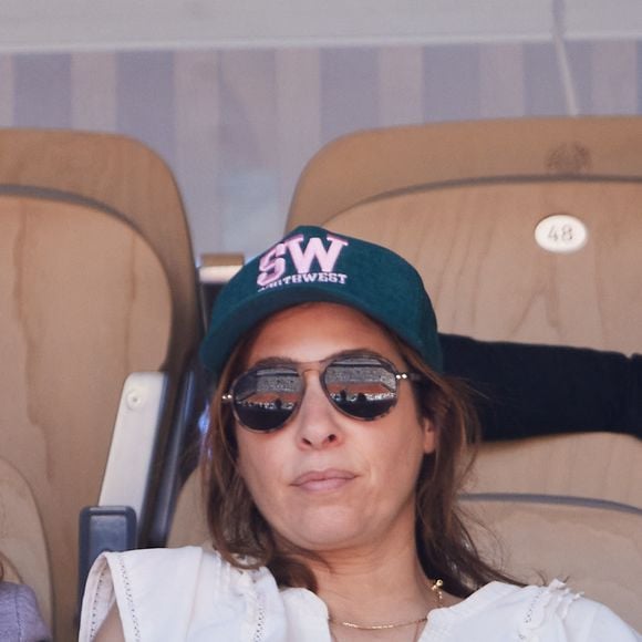 Car à la naissance, Léa Salamé a hérité du prénom Hala.

Léa Salamé en tribunes avec son fils Gabriel, né en 2017, ainsi que de son beau-fils de 11 ans, Alexandre en tribunes lors des Internationaux de France de tennis de Roland Garros 2023 à Paris, France, le 3 juin 2023. © Cyril Moreau/Bestimage