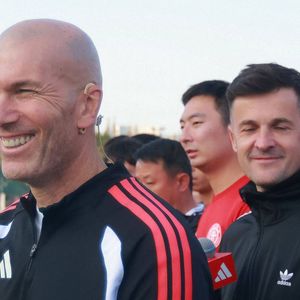 Le maire de la ville se réjouit de cette collaboration axée sur le partage et le bien-être de la jeunesse locale.

Zinedine Zidane et le footballeur Kuai Jiwen visitent l'université Jiao Tong de Shanghai lors de leur tournée en Chine, le 30 novembre 2025. 

© Imago/PsnewZ/Bestimage