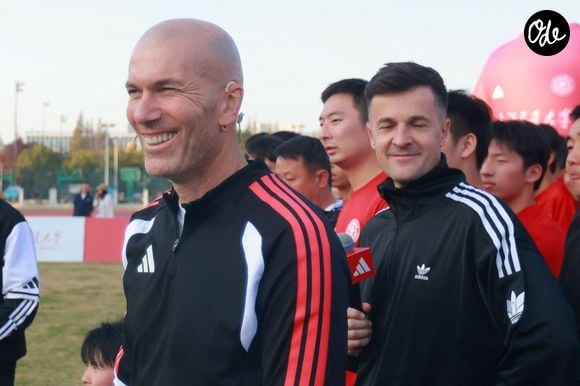 Le maire de la ville se réjouit de cette collaboration axée sur le partage et le bien-être de la jeunesse locale.

Zinedine Zidane et le footballeur Kuai Jiwen visitent l'université Jiao Tong de Shanghai lors de leur tournée en Chine, le 30 novembre 2025. 

© Imago/PsnewZ/Bestimage