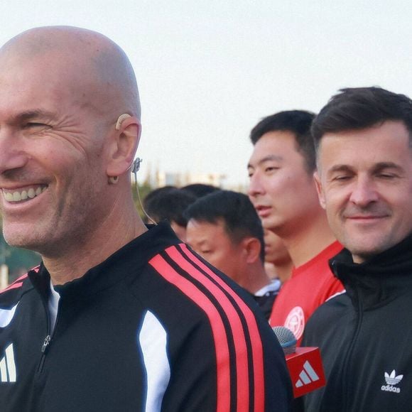 Le maire de la ville se réjouit de cette collaboration axée sur le partage et le bien-être de la jeunesse locale.

Zinedine Zidane et le footballeur Kuai Jiwen visitent l'université Jiao Tong de Shanghai lors de leur tournée en Chine, le 30 novembre 2025. 

© Imago/PsnewZ/Bestimage