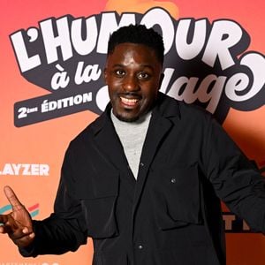 Exclusif - Kody au photocall lors de l'enregistrement de l'émission "L'humour à la plage" pour la 2eme édition du festival de Juan les Pins à la pinède Gould le 27 juin 2025. C'est l'humoriste français Kev Adams qui a initié et mis en scène ce festival dans la ville de ses grand-parents où il a passé ses vacances quand il était plus jeune. Sa grand-mère fait partie du Show aux côtés d'un plateau d'humoristes exceptionnels.
Après le succès de la première édition, TF1 et Kev Adams vous donnent rendez-vous pour une nouvelle soirée d’humour inédite et festive. Tourné face à la mer, dans l’écrin magique de la pinède Gould à Juan-les-Pins, « L’Humour à la Plage » revient pour une 2e édition encore plus ambitieuse : un grand show à ciel ouvert, pour rire ensemble et démarrer l’été en beauté. 
Une carte postale en guise de scène avec une ambiance unique; Imaginé comme une véritable fête de l’humour à ciel ouvert, sous les pins, les pieds dans le sable et la tête dans les étoiles, « L’Humour à la Plage » rassemble le temps d’un soir les plus grands noms de l’humour avec des duos inédits, des sketchs exclusifs, des impros, des happenings, des surprises… et une énergie communicative portée par un public survolté. 
Une programmation exceptionnelle qui donne le sourire; Pour cette 2ème édition, Kev Adams s’est entouré de Gad Elmaleh, Camille Lellouche, Maxime Gasteuil, Élodie Poux, Franck Dubosc, Marine Leonardi, Anne Roumanoff, Chantal Ladesou, Marie s’infiltre, Nino Arial, Az, Titoff, Kody… Et de nombreux invités-surprise que vous n’avez jamais vus sur la scène d’un gala d’humour.
Un spectacle familial, solaire et intergénérationnel; Conçu pour rassembler toutes les générations, « L’Humour à la Plage » promet de faire du rire un moment de fête. Un show festif, solaire, et populaire, à savourer ensemble pour bien démarrer l’été.
L'émission du e gala « L'Humour à la Plage » sera diffusése sur TF1 le 15 juillet à 21h10 pour une soirée unique de rires et de surprises ! © Bruno Bebert / Bestimage