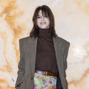 Charlotte Gainsbourg pour Le Défilé « Saint Laurent »Collection Prêt-à-Porter Automne/Hiver 2025-2026" lors de la Fashion Week de Paris (PFW), le 11 mars 2025. © Olivier Borde /Bestimage