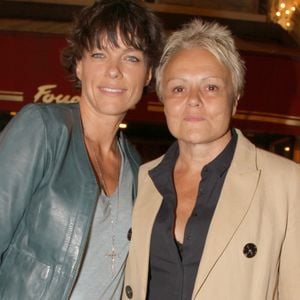 Depuis plus de trente ans, Catherine Lara a retrouvé l’amour auprès d’une mystérieuse Samantha. 

Exclusif - Muriel Robin et sa compagne Anne Le Nen - Catherine Lara fête son 70ème anniversaire au Fouquet's à Paris le 30 mai 2015.  @BALDINI / BESTIMAGE