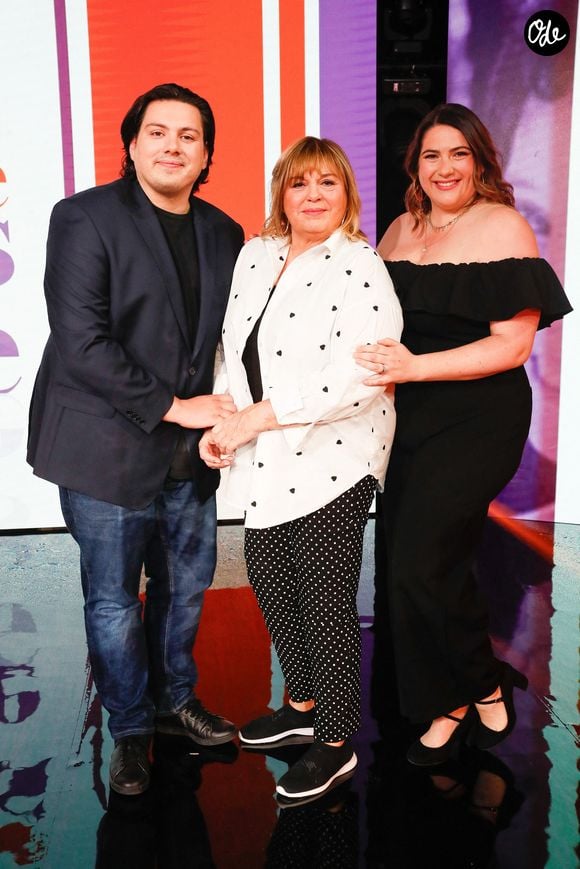 Michèle Bernier et ses enfants Enzo et Charlotte Gaccio lors du backstage de l'enregistrement de l'émission "Famille je vous aime" présentée par M. Drucker et qui sera diffusée le 13 juin 2025 sur France 3, aux Studios rive gauche à Paris, France, le 14 avril 2025.

© Clovis-Gaffiot/Bestimage