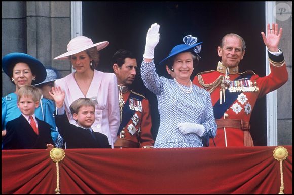 Archives - La princesse Margaret, le prince Harry, le prince William, la princesse Lady Diana, le prince Charles, la reine Elizabeth d'Angleterre, et le prince Philip lors des célébrations pour le 65ème anniversaire de la reine Elizabeth en 1989 ©ALPHA AGENCY / BESTIMAGE
