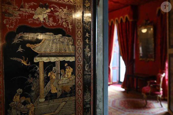 Aujourd'hui restaurée, cette maison-poème se visite d'avril à septembre sur réservation.

Illustration du salon rouge - La Maire de Paris, Anne Hidalgo inaugure aux côtés de François Pinault la Maison de Victor Hugo rénovée (propriété de la Ville de Paris) à Guernesey dans les îles Anglo-Normandes le 5 avril 2019. © Stéphane Lemouton / Bestimage
