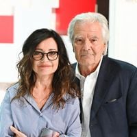 Avec Evelyne Bouix, Pierre Arditi possède un appartement dans un quartier chic de Paris où il a ses habitudes