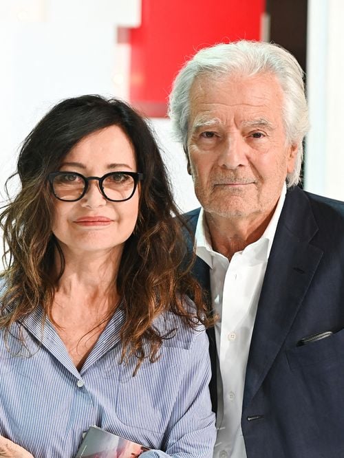 Avec Evelyne Bouix, Pierre Arditi possède un appartement dans un quartier chic de Paris où il a ses habitudes