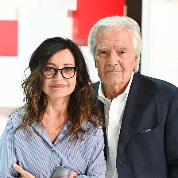 Pierre Arditi vit une grande partie de l'année à Paris, où il possède avec Evelyne Bouix un appartement à Saint-Germain-des-Prés.

Evelyne Bouix et Pierre Arditi - Enregistrement de l'émission "Vivement Dimanche prochain" présentée par M.Drucker et diffusée sur France 2. © Guillaume Gaffiot / Bestimage