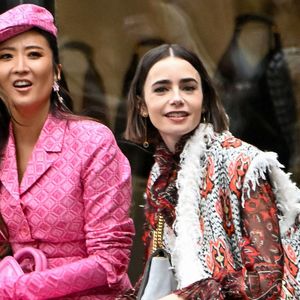 La Française s'est dite "fatiguée" mais "fière" du travail accompli par toute l'équipe
Lily Collins et Ashley Park aperçues dans les rues de Paris lors du tournage de la 6ème saison de la série Netflix “Emily in Paris” le 2 juillet 2026 © Gedeon Taieb / Bestimage