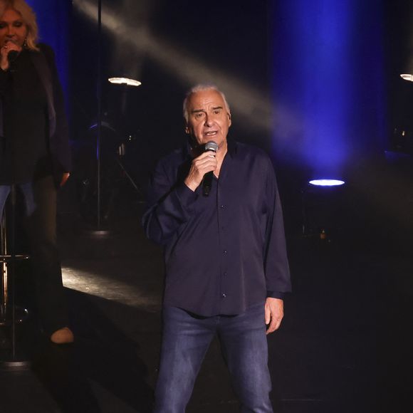 Exclusif - Michel Fugain et sa femme Sanda - Michel Fugain et sa femme Sanda en concert à Bobino, Paris le 27 janvier 2025. 
Michel Fugain, icône de la chanson française, a célébré en 2024 ses 60 ans de carrière avec un nouvel album intitulé La Vie, l'Amour, etc....
Pour marquer cet événement, il a entamé une tournée exceptionnelle qui passera par plusieurs scènes parisiennes en 2025.
À Paris, il se produira à Bobino les lundis 13, 20 et 27 janvier, ainsi que le 3 février 2025, à 20h30. Ce spectacle, également nommé La Vie, l'Amour, etc..., propose un voyage musical à travers ses plus grands succès. Chaque chanson, portée par une interprétation pleine de générosité, promet de raviver des souvenirs et d’émouvoir le public. © Jack Tribeca / Bestimage