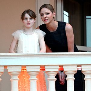 La princesse Gabriella de Monaco, comtesse de Carladès, La princesse Charlène de Monaco lors de la célébration de la fête de la Saint Jean sur la Place du Palais princier de Monaco, le 23 juin 2025.

La Saint Jean est à l'origine une fête païenne puis chrétienne. Pour les païens, c'était une fête qui célébrait les moissons. Une fois christianisée, cette fête est devenue celle du solstice d'été et donc la fête de la lumière.

© Bruno Bebert / Bestimage
