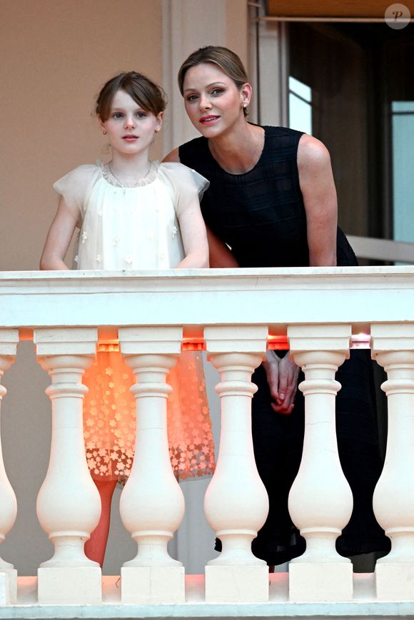 La princesse Gabriella de Monaco, comtesse de Carladès, La princesse Charlène de Monaco lors de la célébration de la fête de la Saint Jean sur la Place du Palais princier de Monaco, le 23 juin 2025.

La Saint Jean est à l'origine une fête païenne puis chrétienne. Pour les païens, c'était une fête qui célébrait les moissons. Une fois christianisée, cette fête est devenue celle du solstice d'été et donc la fête de la lumière.

© Bruno Bebert / Bestimage