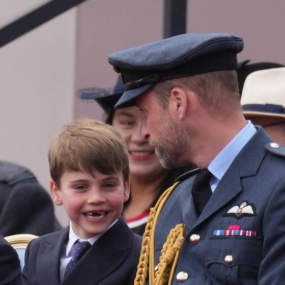 Le prince Louis apprécie fortement les marrons.

Le prince Louis de Galles, Le prince William, prince de Galles - La famille royale britannique assiste aux célébrations du 80ème anniversaire de la fin de la Seconde guerre mondiale (VE Day) à Londres. Photo par Julien Burton / Bestimage