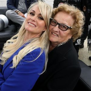 Très proche de sa grand-mère paternelle, Elyette Boudou, Laeticia Hallyday n’a pas manqué de célébrer les 90 ans de celle que Johnny Hallyday surnommait "Mamie Rock". 

Exclusif - Prix Spécial - Laeticia Hallyday et Elyette Boudou (Mamie Rock) - Laeticia Hallyday reçoit la médaille de la ville de Toulouse en compagnie de ses filles et d'Elyette Boudou avant de quitter l'Esplanade Johnny Hallyday. Laeticia Hallyday et ses filles Jade et Joy sont venues inaugurer une esplanade portant le nom de Johnny Hallyday située en face du Zénith de Toulouse. Laeticia porte le pendentif crucifix de Johnny autour du cou. © Dominique Jacovides/Bestimage