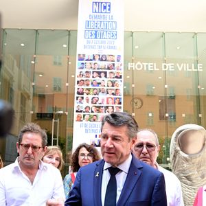 Christian Estrosi, maire de Nice, dévoile une banderole devant l'entrée de l'Hôtel de Ville, demandant la libération des otages détenus par le Hamas, ainsi que les 2 otages français prisonniers en Iran, le 26 juin 2025. 
© Bruno Bebert / Bestimage