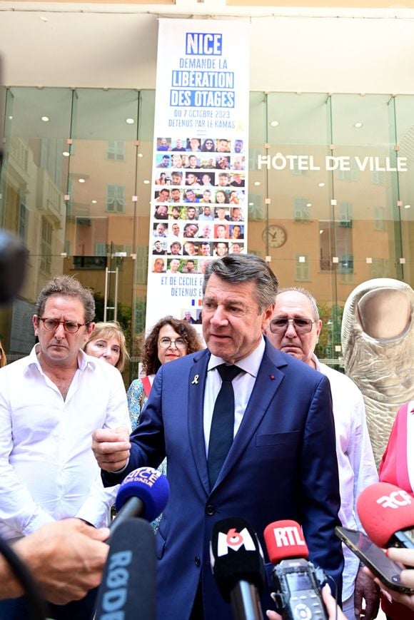 Christian Estrosi, maire de Nice, dévoile une banderole devant l'entrée de l'Hôtel de Ville, demandant la libération des otages détenus par le Hamas, ainsi que les 2 otages français prisonniers en Iran, le 26 juin 2025. 
© Bruno Bebert / Bestimage