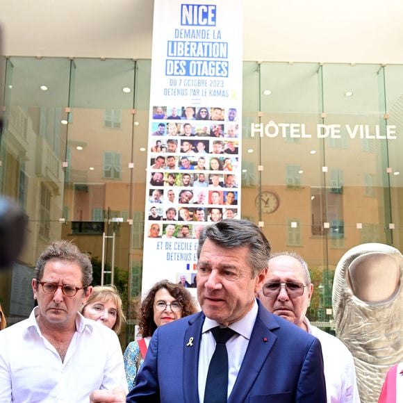 Christian Estrosi, maire de Nice, dévoile une banderole devant l'entrée de l'Hôtel de Ville, demandant la libération des otages détenus par le Hamas, ainsi que les 2 otages français prisonniers en Iran, le 26 juin 2025. 
© Bruno Bebert / Bestimage