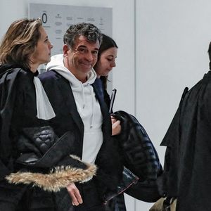 Stéphane Plaza sort avec ses avocats, Hugo Yokoyama et Hélène Plumet, après le verdict de son procès pour violences sur deux anciennes compagnes, à Paris, France, le 18 février 2025. © Christophe Clovis/Bestimage
