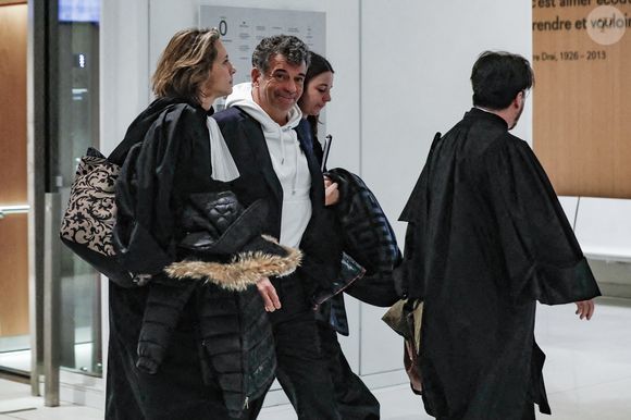 Stéphane Plaza sort avec ses avocats, Hugo Yokoyama et Hélène Plumet, après le verdict de son procès pour violences sur deux anciennes compagnes, à Paris, France, le 18 février 2025. © Christophe Clovis/Bestimage