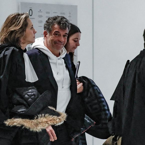 Stéphane Plaza sort avec ses avocats, Hugo Yokoyama et Hélène Plumet, après le verdict de son procès pour violences sur deux anciennes compagnes, à Paris, France, le 18 février 2025. © Christophe Clovis/Bestimage