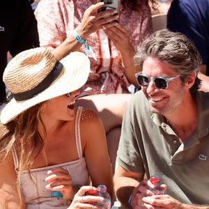 Constance Labbé et son compagnon Tom Leeb dans les tribunes lors des Internationaux de France de Tennis de Roland Garros 2025. Paris, le 30 mai 2025. © Jacovides/Moreau/Bestimage