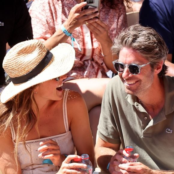Constance Labbé et son compagnon Tom Leeb dans les tribunes lors des Internationaux de France de Tennis de Roland Garros 2025. Paris, le 30 mai 2025. © Jacovides/Moreau/Bestimage
