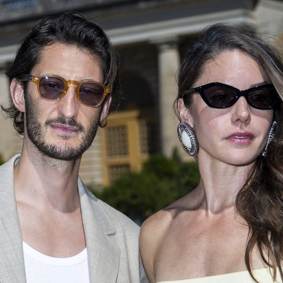 Un détail du look de la compagne de l'acteur a fait mouche : l'une de ses chaussures a interpellé les internautes

Pierre Niney et Natasha Andrews au photocall du défilé Jacquemus de la mode homme Printemps/Été 2026 dans le cadre de la Fashion Week de Paris dans les jardins de l’Orangerie à Versailles, France, le 29, 2025. © Olivier Borde/Bestimage