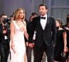 “J’imagine qu’on a tendance à analyser les ruptures et à vouloir en identifier les causes profondes”, ajoute l’ex de Jennifer Lopez
Ben Affleck et Jennifer Lopez affichent leur amour retrouvé sur le red carpet du film "The last Duel" lors du 78ème festival international du film de Venise, la Mostra le 10 septembre 2021. © Future-Image via ZUMA Press / Bestimage