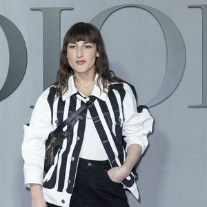 Juliette Armanet au photocall du défilé Christian Dior Mode Féminine Prêt-À-Porter Automne/Hiver 2025-2026 lors de la Fashion Week de Paris, à Paris, France, le 4 mars 2025. © Olivier Borde/Bestimage