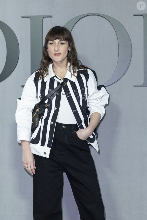Juliette Armanet au photocall du défilé Christian Dior Mode Féminine Prêt-À-Porter Automne/Hiver 2025-2026 lors de la Fashion Week de Paris, à Paris, France, le 4 mars 2025. © Olivier Borde/Bestimage
