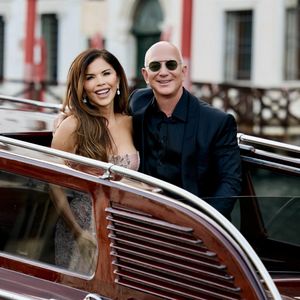 Jeff Bezos et Lauren Sánchez se sont mariés lors d’une cérémonie privée à Venise, réunissant environ 200 invités.

Jeff Bezos et sa femme Lauren Sanchez quittent l'hôtel "Aman" pour se rendre à l'Arsenal pour le bal "Pyjama Party" qui clôture leur mariage à Venise @Backgrid USA / Bestimage