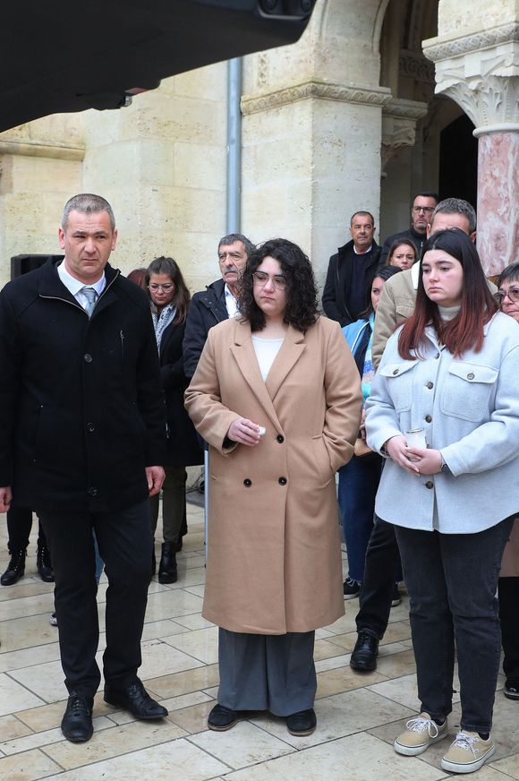 Exclusif - Obsèques de Maïté, la célèbre cuisinière et restauratrice, en présence des ses deux petites-filles Perrine et Camille Ordonez en l'église Saint-Barthélemy de Rion-des-Landes, son village natal le 26 décembre 2024.  © Patrick Bernard/Bestimage