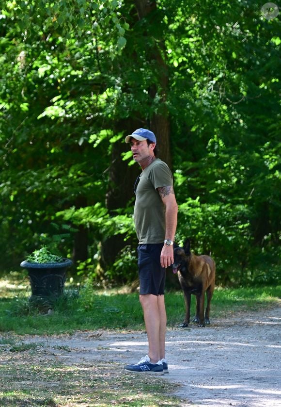 Sur Instagram, Anthony Delon explique que sa chienne, tombée très malade, a refusé de vivre loin de lui. Il l’a donc amenée à Douchy, où elle a retrouvé le goût de vivre.

Exclusif - Un an jour pour jour après le décès d'Alain Delon, son fils Anthony (avec Loubo, le berger belge de son père) lui a rendu hommage au domaine familial de Douchy dans le Loiret, France, le 18 août 2025.

© Christian Liewig/Bestimage