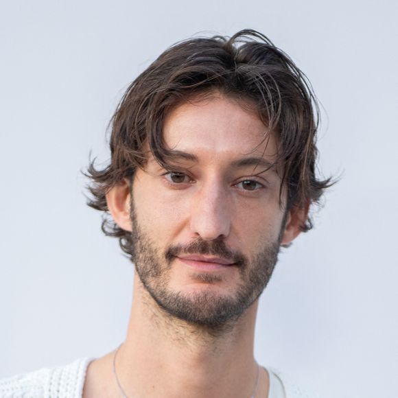 Pierre Niney est viscéralement attaché à la campagne.

Pierre Niney lors du défilé Lacoste Femme Printemps-Été 2025 à Paris, le 5 octobre 2025. Photo : Aurore Marechal/ABACAPRESS.COM