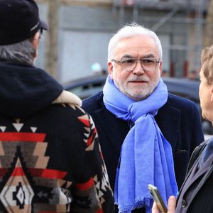 Pascal Praud arrive à la cérémonie funéraire de Rolland Courbis à l'église de la Madeleine à Paris, France, le 14 janvier 2026. Rolland Courbis, ancien footballeur français, entraîneur et commentateur médiatique au franc-parler, est décédé à l'âge de 72 ans. Photo par Jerome Domine/ABACAPRESS.COM
