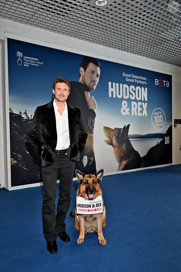 Exclusif - John Reardon et Diesel vom Burgimwald aka Rex sont au MIPTV 2023 à Cannes, France, le 17 avril 2023 pour promouvoir la série "Hudsson et Rex" durant CanneSeries Saison 6. © Bruno Bebert/Bestimage