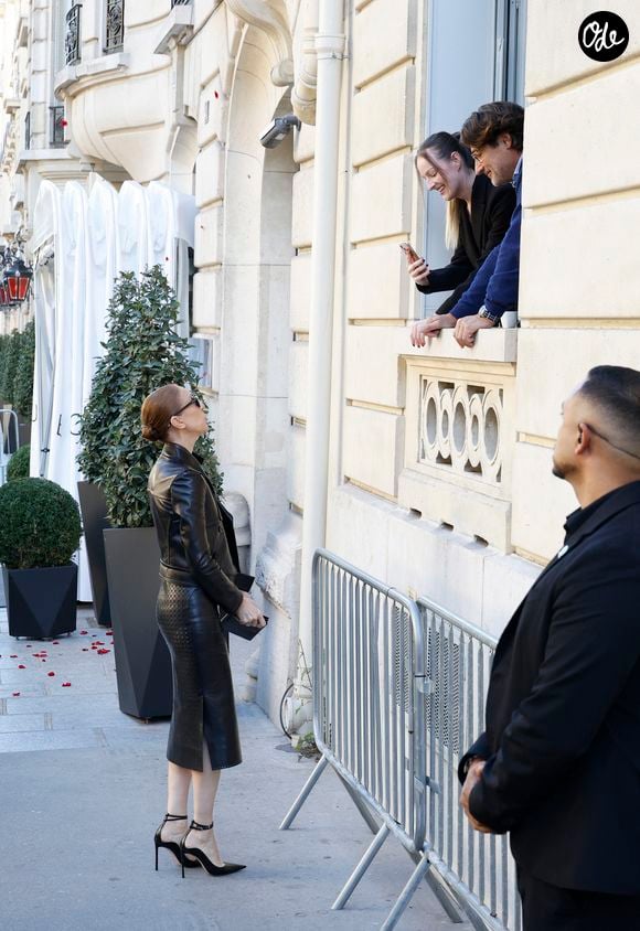 Céline Dion salue ses fans à la sortie de l’hôtel Royal Monceau à Paris avant de rejoindre La Plenitude Arena de Paris La Défense pour poursuivre sa série de concerts le 14 octobre 2026. © Christophe Aubert/Bestimage