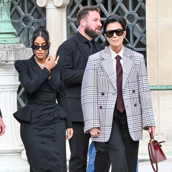 Kim Kardashian et sa mère Kris Jenner - La star américaine Kim Kardashian à la sortie du procès de la rue tronchet des "Papys braqueurs" au palais de justice de Paris, France, le 13 mai 2025. La star américaine doit décrire cette nuit qui l’a «traumatisée», selon ses mots, 9 hommes et 1 femme sont jugés, soupconnés d'avoir participé au casse du siècle, en dérobant à la star 9 millions d'euros de bijoux dans la nuit du 2 au 3 octobre 2016. © Bestimage