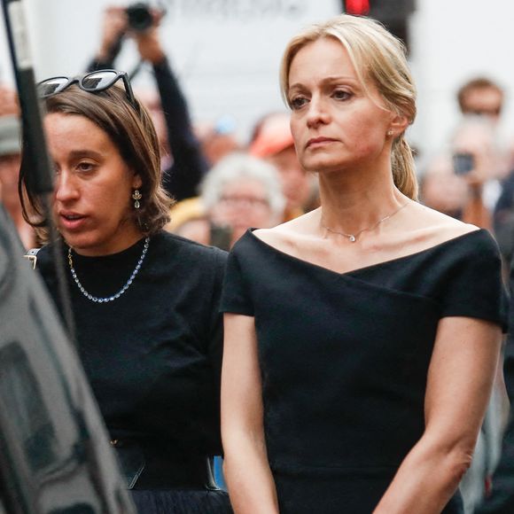 Une grande figure du PAF a tiré son ultime révérence en ce début de semaine... 

Manon Ardisson, Audrey Crespo-Mara - Sorties des obsèques de Thierry Ardisson en l’église Saint-Roch de Paris, France © Clovis-Jacovides/Bestimage