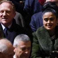 Salma Hayek se distingue à Notre-Dame  avec son puissant mari français, mais il s'est fait littéralement doubler