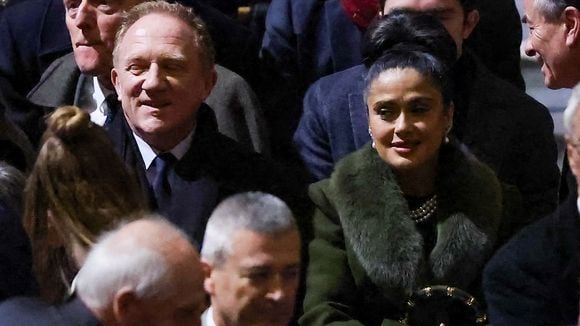 Salma Hayek se distingue à Notre-Dame  avec son puissant mari français, mais il s'est fait littéralement doubler