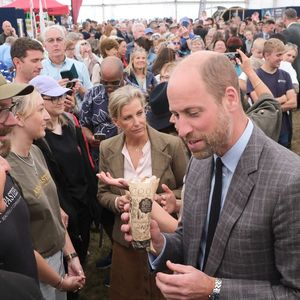 Le prince William et Sophie Rhys-Jones - Le Prince de Galles, connu sous le nom de Duc de Cornouailles lorsqu'il est en Cornouailles, et la Duchesse d'Edimbourg, avec des Duchy Pasties lors d'une visite au pavillon de l'alimentation et de l'agriculture au Royal Cornwall Show au Royal Cornwall Showground, Whitecross, Wadebridge, Angleterre, Royaume-Uni, le 6 juin 2025. Photo by Matt Keeble/PA Wire/ABACAPRESS.COM