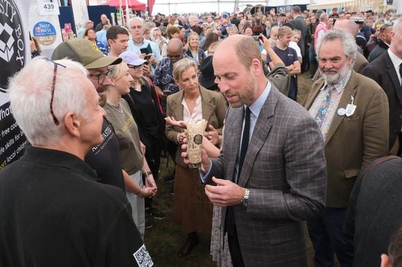 Le prince William et Sophie Rhys-Jones - Le Prince de Galles, connu sous le nom de Duc de Cornouailles lorsqu'il est en Cornouailles, et la Duchesse d'Edimbourg, avec des Duchy Pasties lors d'une visite au pavillon de l'alimentation et de l'agriculture au Royal Cornwall Show au Royal Cornwall Showground, Whitecross, Wadebridge, Angleterre, Royaume-Uni, le 6 juin 2025. Photo by Matt Keeble/PA Wire/ABACAPRESS.COM